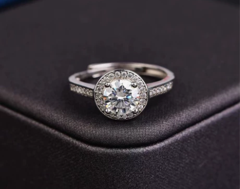 新款莫桑钻戒指！1克拉「豪华圆包」款 八心...