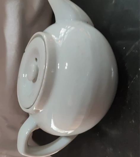 567白瓷素面茶壶，茶馆品，盖底和壶口沿各...