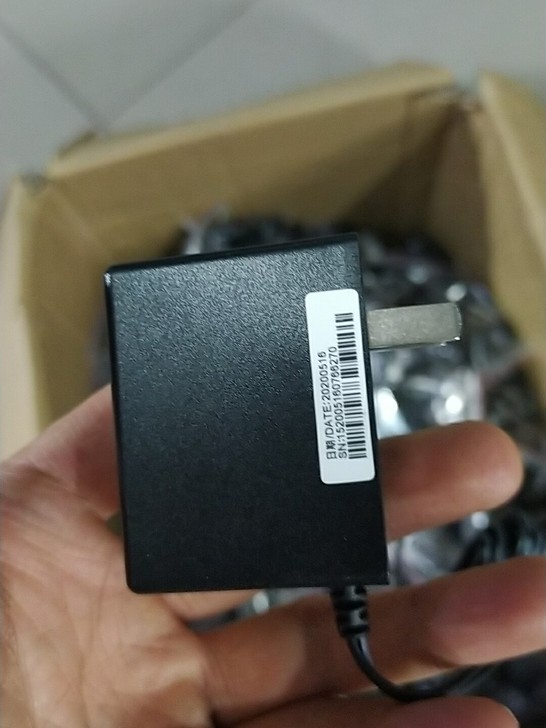原装全新小方块电源,全新原扎无划痕,套好袋...