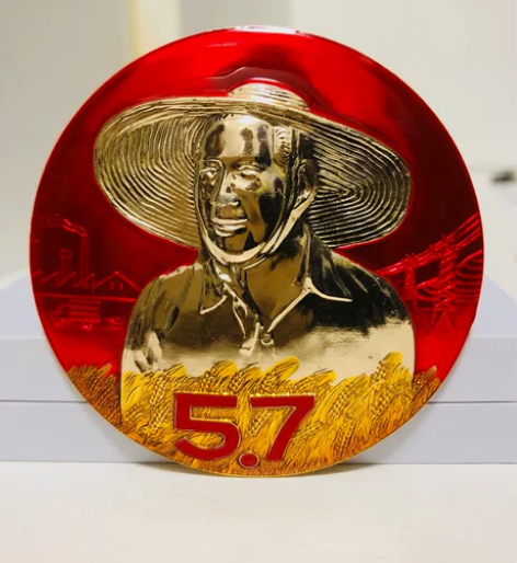 少见的大个草帽章，6.2厘米 感兴趣的话点...