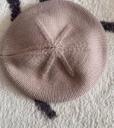 字母贴布贝雷帽 全新，仅试戴，有弹力的，头...