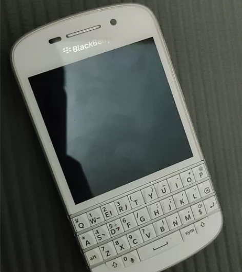 黑莓Q10，有点小毛病，但可以去弄好，想要...