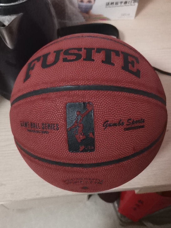 篮球，别人送的，没用过。