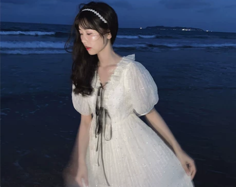 梅子熟了 法式少女亮片花边系带连衣裙V领灯...