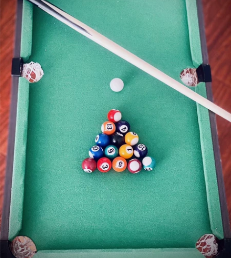 小型玩具台球和台球案，买了玩儿几次就闲置了...