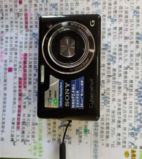 出相机。有充电器，内存卡，相机包，电池 感...
