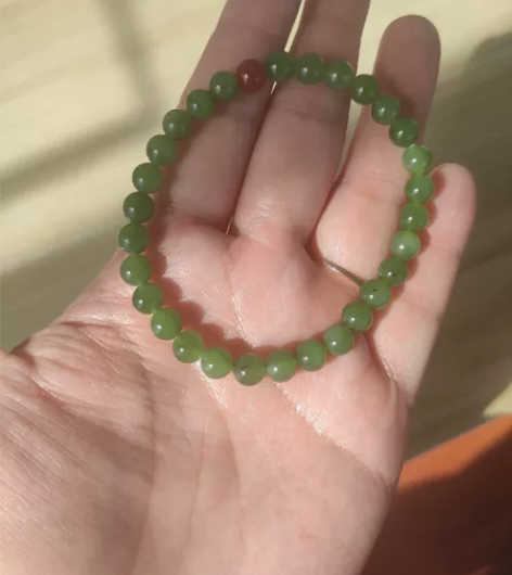 天然和田玉碧玉卡6米，苹果绿透小圆珠少量黑...