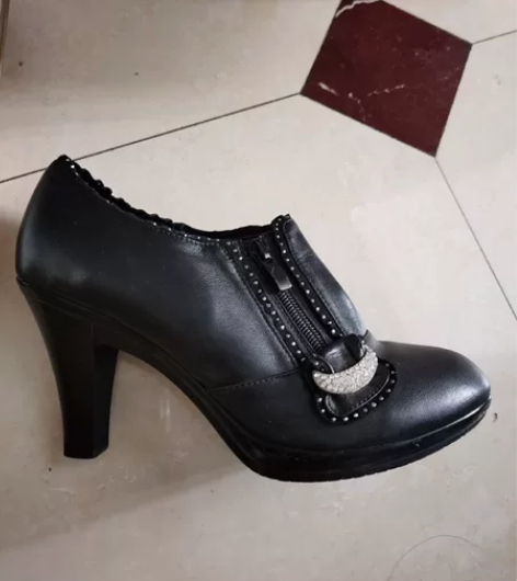 意尔康真皮高跟鞋，带钻显高档，特别显脚小，...