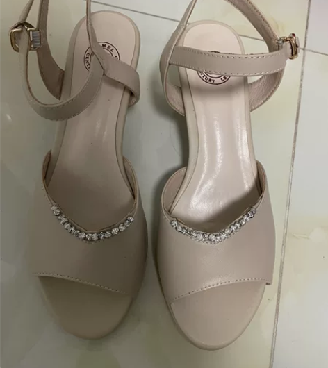 骆驼女鞋牛皮米色 跟高3-4厘米 38码2...