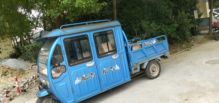 电动三轮车，正常使用，5个水电瓶