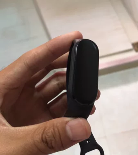 小米手环6 不是nfc 有充电器 屏幕有轻...