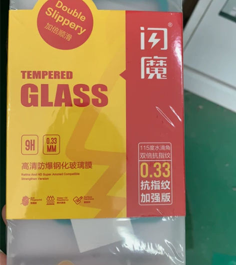 iphone7闪魔高清钢化膜两片装，有贴膜...