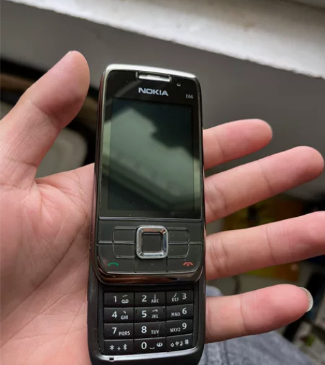 诺基亚e66，几个月前在淘宝买的 。移动版...