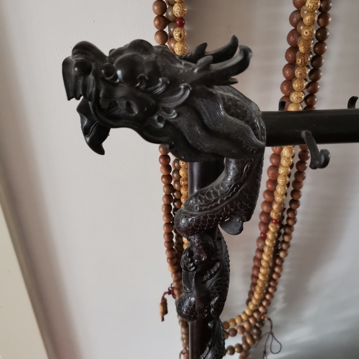 小叶紫檀龙形毛笔架,雕工精湛,龙形威猛,高...