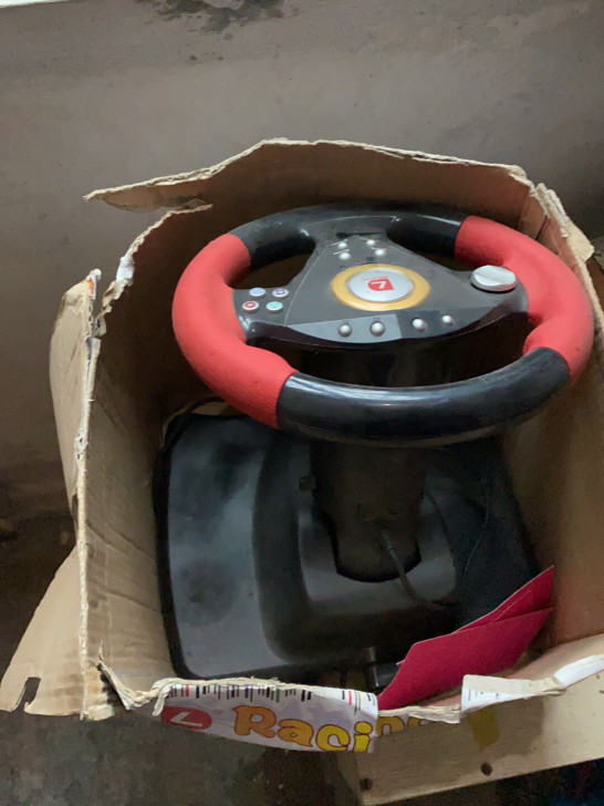 电脑游戏方向盘低价处理,玩过一次