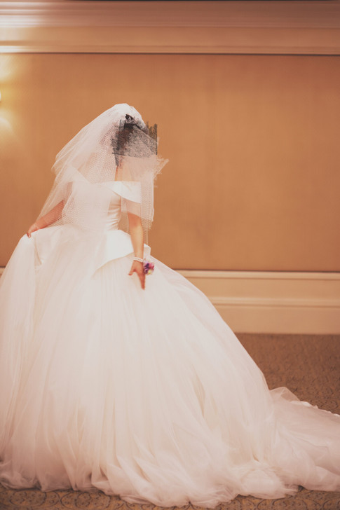 超级美 简约欧式缎面一字领 下摆多层婚纱