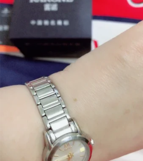 雷诺女士石英表现在戴表的机会少了！拿出来出...