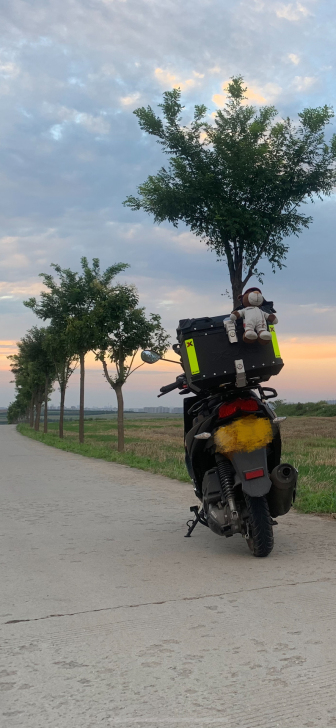 黑色豪爵超级鹰。运动125小踏板。21年6...