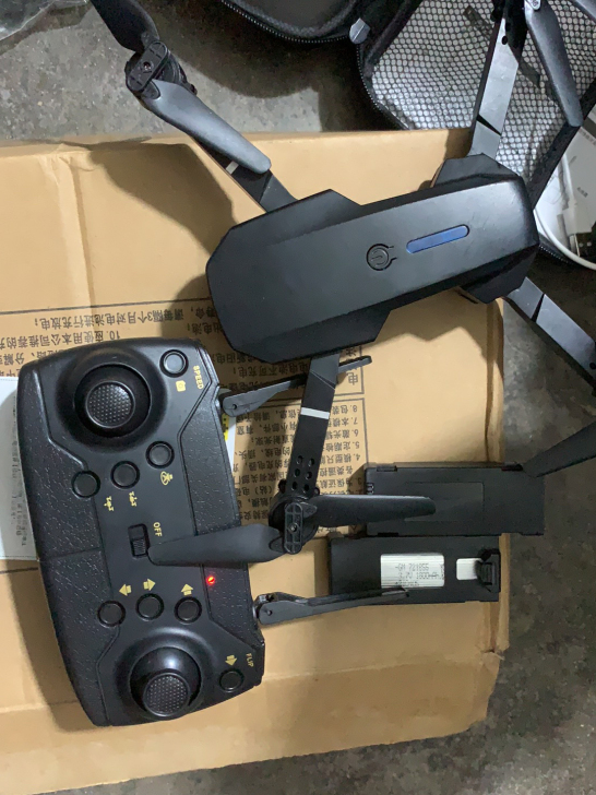 遥控机身能正常开机,但是一个螺旋桨不会转,...