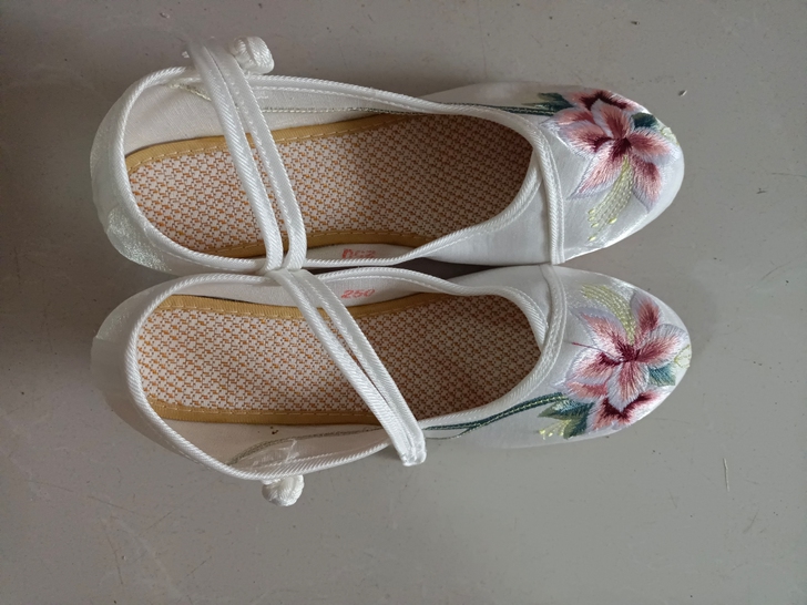 老北京布鞋，40码，跳舞鞋质量上乘。快递公...