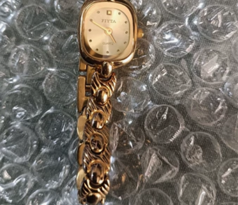 飞亚达女款手表。品相如图。需要更换电池。爽...