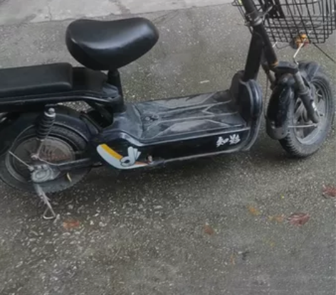 知影电动车，电池可以提出来充电，有两串原装...