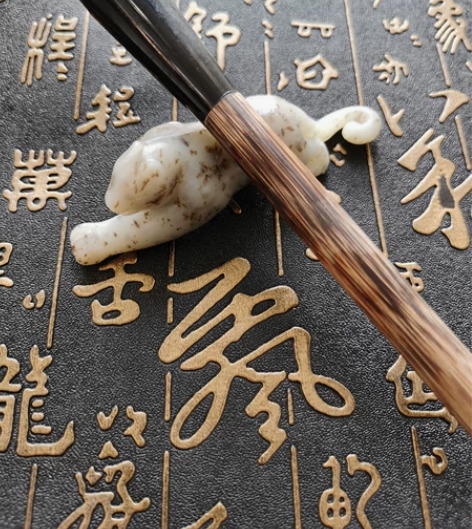 新疆和田玉且末草花玉雕毛笔架笔搁，肉质细腻...