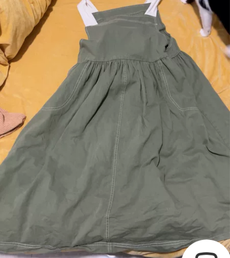 背带裙,牛仔的,面料很好。一样的35不包邮...