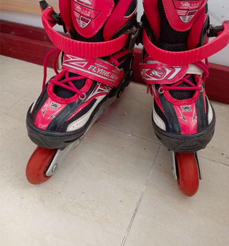 轮滑鞋大小可以调节(30码－33码)轮子滑...