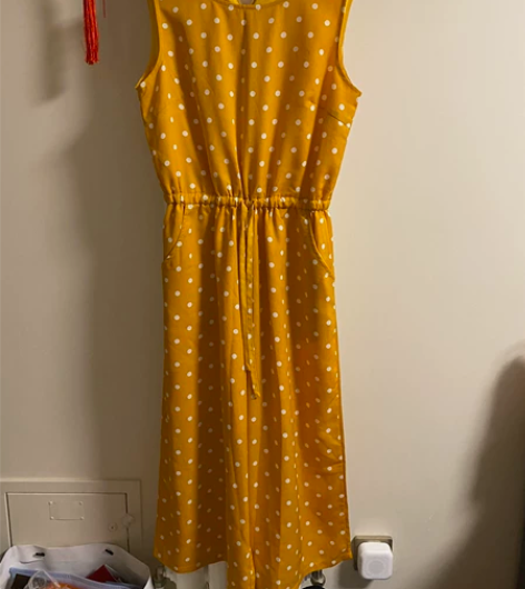 黄色连体裤，号码M，几乎全新，无瑕疵无质量...