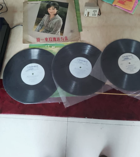 四十多年的老黑胶唱片三张,有李谷一演唱的电...