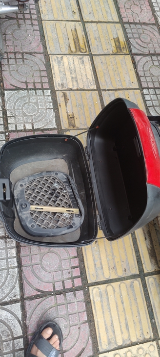立雅150踏板后尾箱，锁的U钩没有了，可快...