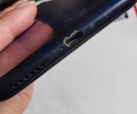 荣耀8c手机充电口跟耳机插口有磨损第一张图...