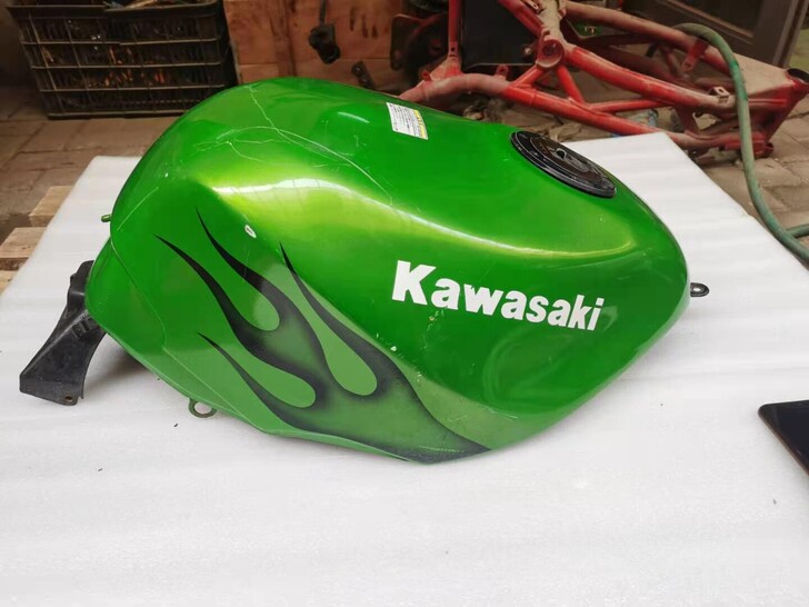 品牌型号 :适用于川崎ZZR400油箱