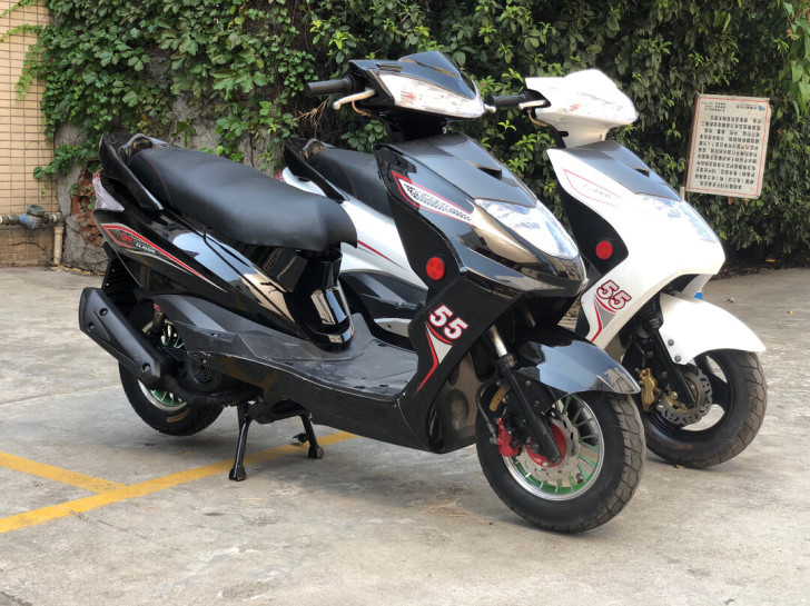 迅鹰125踏板摩托车，整车原装未动一颗螺丝...