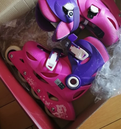 迪卡侬儿童轮滑鞋，功能完好，有表面使用痕迹...
