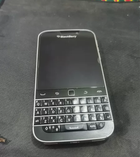 黑莓手机，经典手机，因服务器关闭，不会激活...