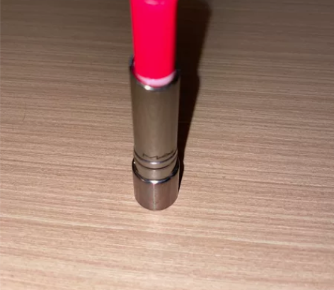 Mac 淡彩润唇膏 play with m...