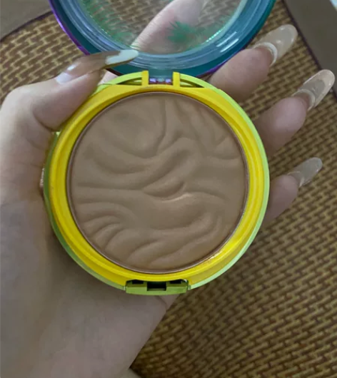 pf黄油修容几乎全新，刷子都没裁包装，就试...