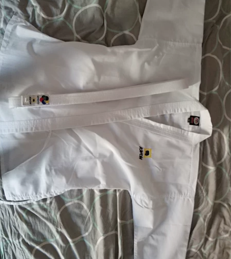 儿子空手道一级退役了，出两套只在比赛时穿过...