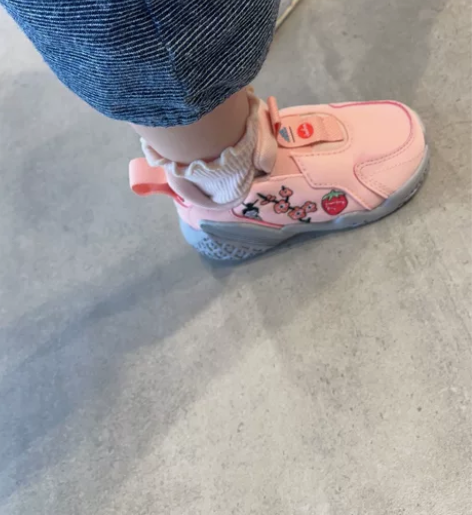 阿迪运动鞋 全新，仅购买的时候试穿，鞋子太...