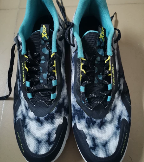 44码特步男式运动鞋 95成新，正常穿着痕...