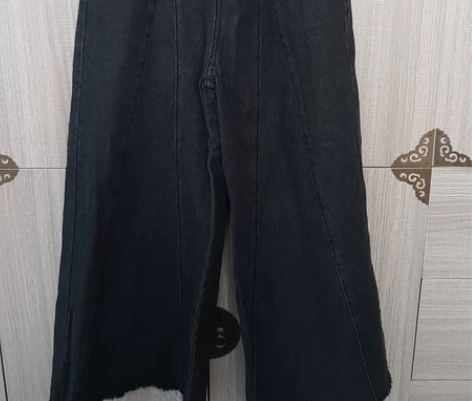 品牌阔腿牛仔裤，上衣搭配短款特别时尚 尺码...