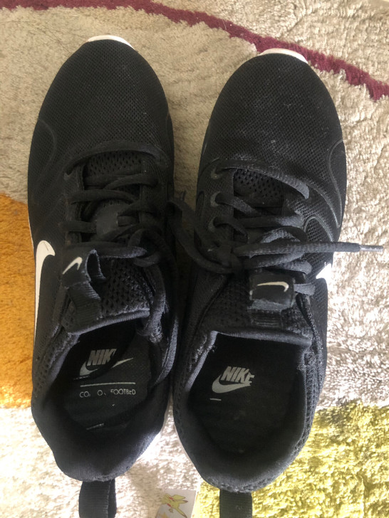 nike男款运动鞋，41码，99新，偏小一...