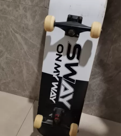 八成新的滑板 质量不错，结实耐用轻微使用痕...