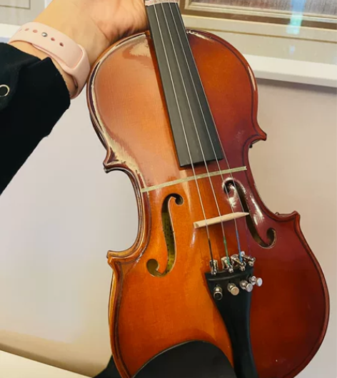 娃长大了，换了更大尺寸的小提琴。 这是1/...