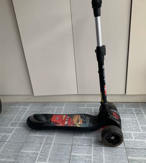 迪士尼闪电麦坤儿童踏板滑板车 九成新 5厘...