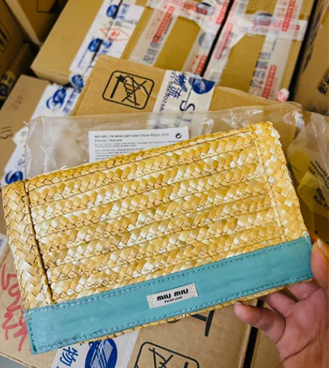 最新款缪缪蓝色翻盖女士编织包手拿包 翻盖折...