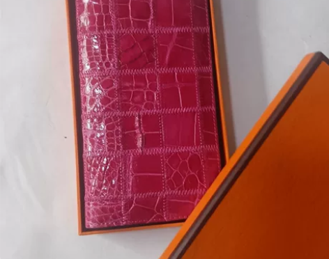 鳄鱼皮长款女士钱包手拿包，包里面是牛皮全新...