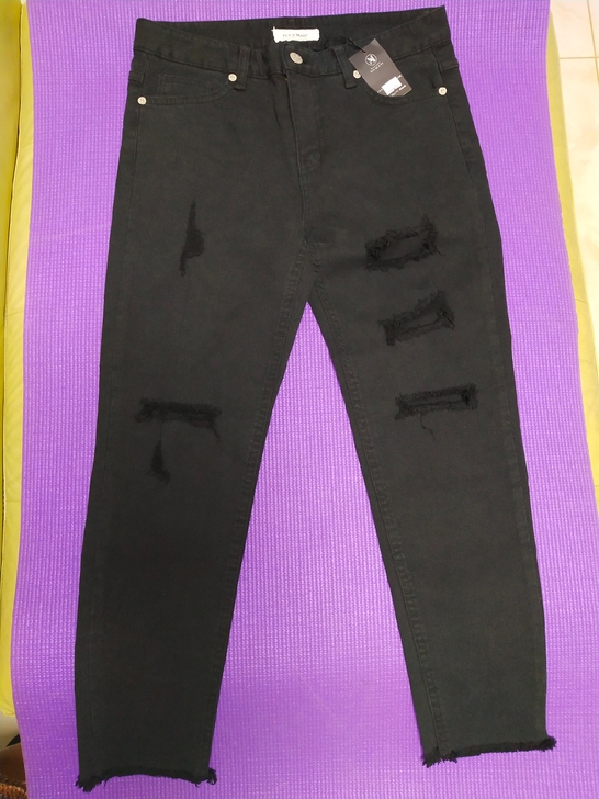 全新时尚黑色破洞牛仔裤，L码，腰围74，裤...